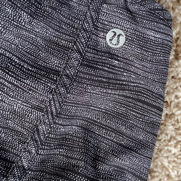 Lululemon speed up shorts size 6 - Picture 3 of 3